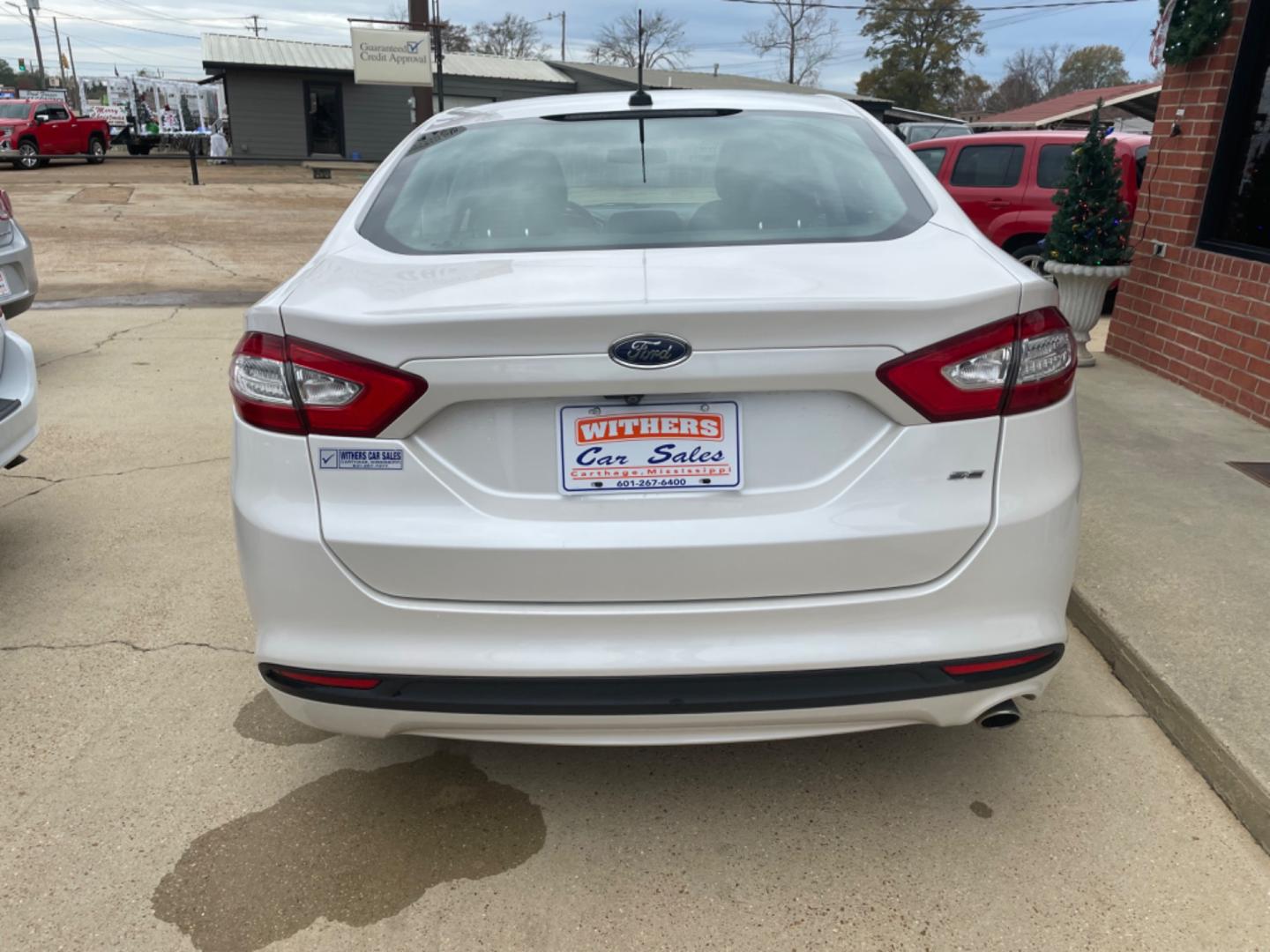 2016 White /Black Ford Fusion SE (3FA6P0H76GR) with an 2.5L L4 DOHC 16V engine, 6-Speed Automatic transmission, located at 204 Hwy. 16 East, Carthage, MS, 39051, (601) 267-7277, 0.000000, 0.000000 - Photo#4